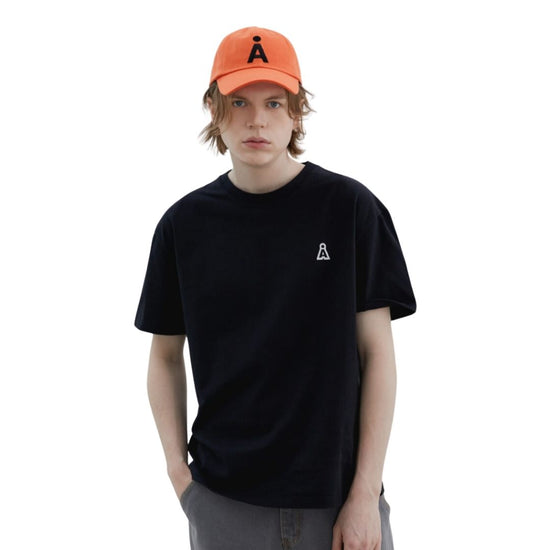 ALAND A LOGO WAPPEN TEE BLACK