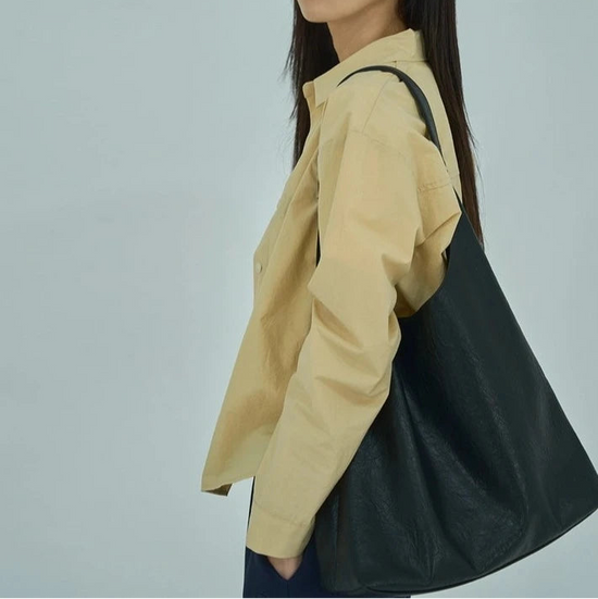 BIG HOBO SHOULDER BAG BLACK