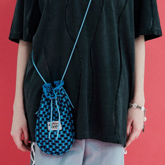 MESH KNIT STRING BAG BLUE
