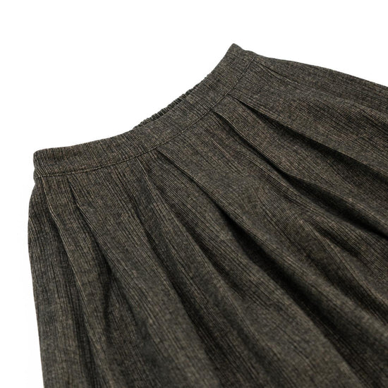 BACK BANDING PLEATS SKIRT CHARCOAL