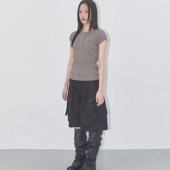 SIDE BUCKLE RIBBED TEE DARK BEIGE