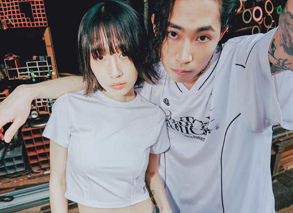 5 Rekomendasi Kaos Romantic Crown yang Bikin Gayamu Makin Kece