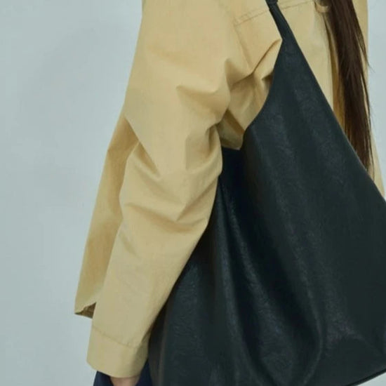 BIG HOBO SHOULDER BAG BLACK