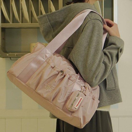 [POUCH SET] GLOSSY SHOULDER DUFFEL BAG LIGHT PINK