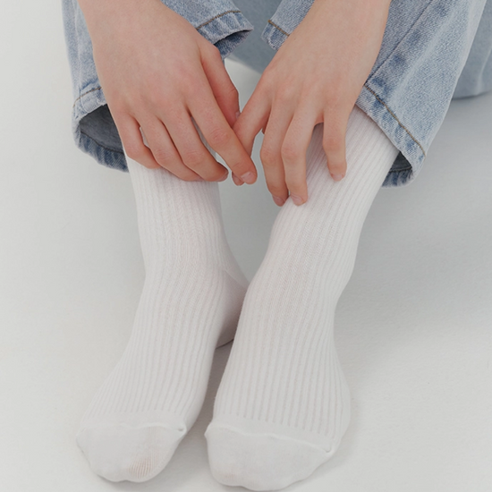 COMFORTABLE HIGH SOCKS WHITE