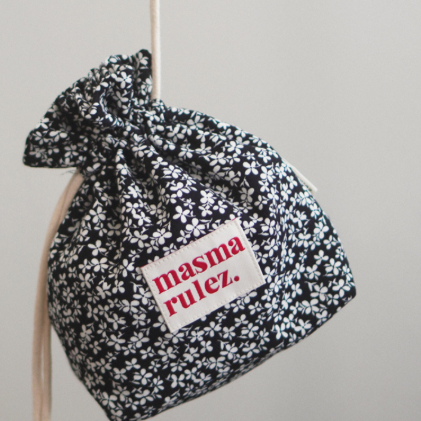 STRING POUCH BLACK FLOWER