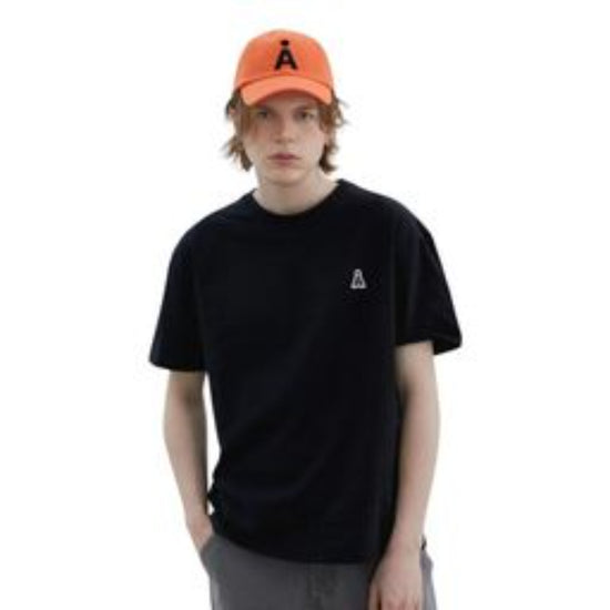ALAND A LOGO WAPPEN TEE BLACK
